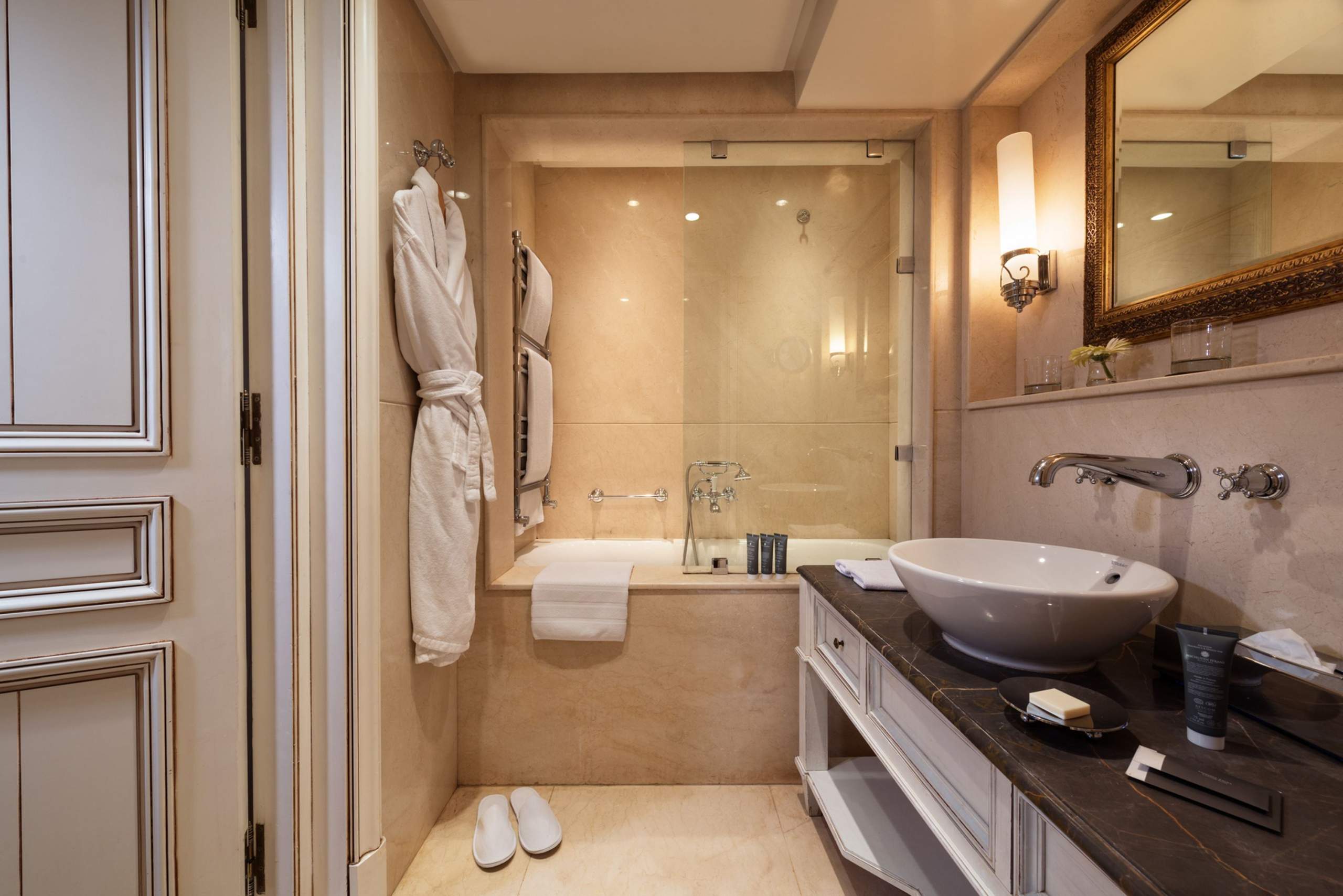 Deluxe room bathroom