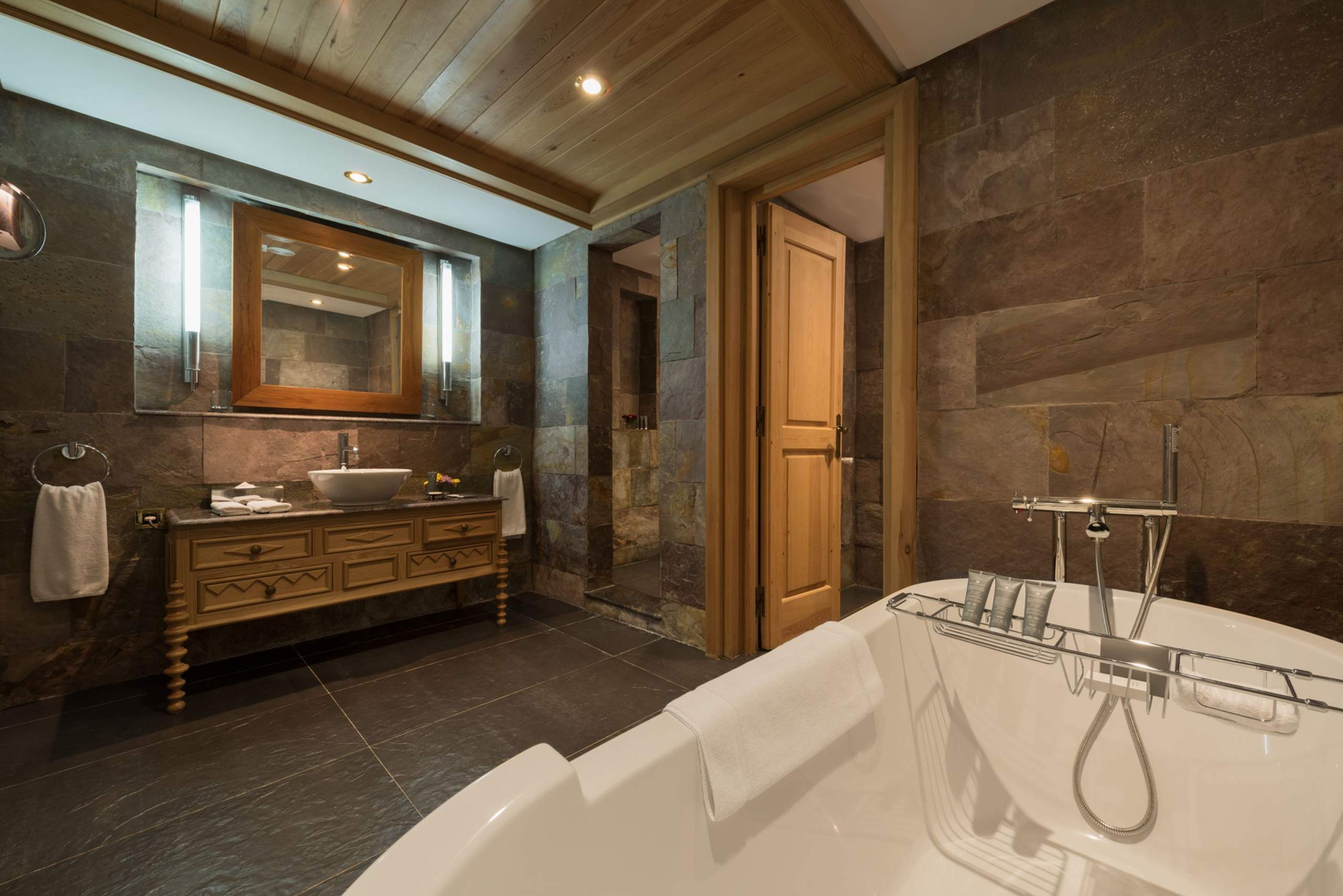 Deluxe suite bathroom